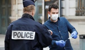 VIDÉO. 250 policiers passent les menottes aux grilles de la